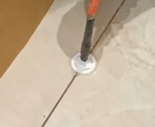 奈曼瓷砖空鼓维修公司专业解答瓷砖在铺贴过程中，如果没有涂抹均匀到位的粘结材料（如水泥砂浆或瓷砖胶），可能会导致以下问题
