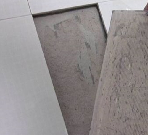 奈曼瓷砖空鼓维修公司分享瓷砖铺贴时如果打浆（即涂抹在瓷砖背面和基层上的砂浆或瓷砖胶）过少，会带来以下问题